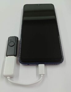 Adaptador tipo C macho para USB fêmea com pendrive conectado no celular